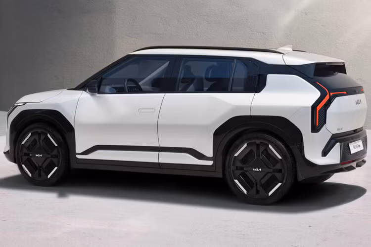 Xe cũng được xác nhận sẽ được ra mắt tại Bắc Mỹ vào cuối năm 2025 hoặc đầu năm 2026, giá xe Kia EV3 khởi điểm từ khoảng 30.000 USD đến 35.000 USD. Sau khi ra mắt, Kia có kế hoạch giới thiệu mẫu sedan EV4 và một mẫu crossover EV2 nhỏ hơn cho thị trường châu Âu.