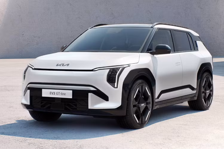 Mẫu SUV điện cỡ nhỏ Kia EV3 2024 mới với kiểu dáng hiện đại hứa hẹn sẽ có phạm vi hoạt động lên tới 600 km mỗi lần sạc đối với phiên bản Long Range và được tích hợp nhiều công nghệ.