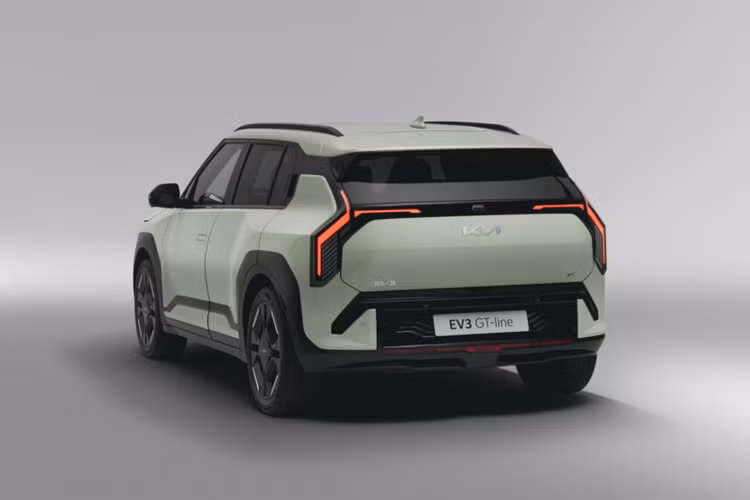 Kia cho biết EV3 tăng tốc từ 0-100 km/h trong 7,5 giây và đạt tốc độ tối đa 170 km/h. Trong tương lai, dòng sản phẩm sẽ mở rộng với sự ra mắt của Kia EV3 GT tập trung vào hiệu suất, có những cải tiến về sức mạnh và nâng cấp khung gầm.
