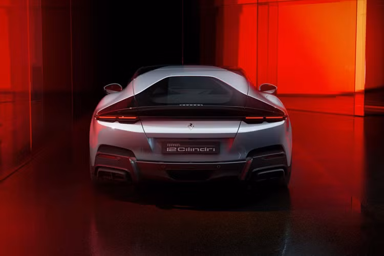 Ferrari cũng cho biết 12Cilindri cứng hơn 15% so với 812. Mức giá xe Ferrari 12Cilindri sẽ có mức khởi điểm ở mức 423.000 USD cho phiên bản Coupe và 466.000 USD cho phiên bản mui trần.
