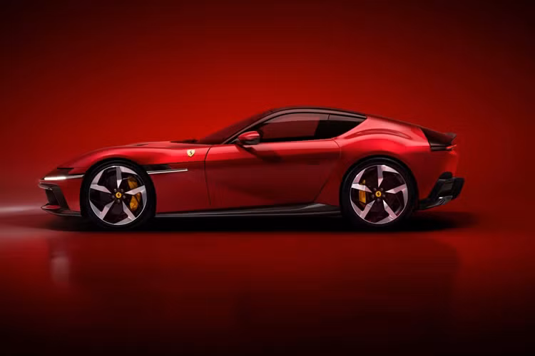 Trên Ferrari 12Cilindri, khối động cơ V12 hút khí tự nhiên này có khả năng sản sinh mức công suất 819 mã lực tại 9.250 vòng/phút và mô-men xoắn cực đại 678 Nm tại 7.250 vòng/phút và redline được thiết lập ở tốc độ 9.500 vòng/phút.