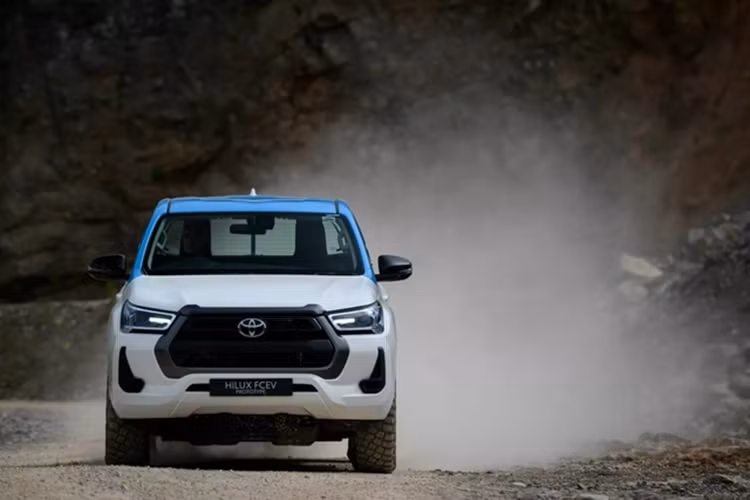 Hệ thống truyền động FCEV là một phần trong chiến lược đa dạng của Toyota, bao gồm xe hybrid, xe plug-in hybrid (PHEV), xe điện pin (BEV) và động cơ đốt trong sử dụng nhiên liệu điện tử. Công ty kỳ vọng châu Âu sẽ là một trong những thị trường lớn nhất cho xe chạy bằng pin nhiên liệu hydro vào năm 2030.