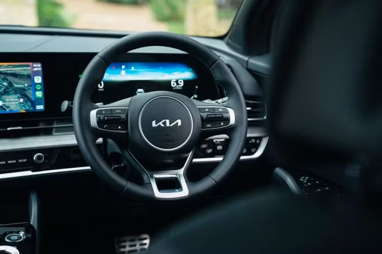 Thứ hai là bản GT-Line FWD Auto có giá từ 36.600 USD (890 triệu đồng). Phiên bản này được trang bị cụm màn hình kép chứa màn hình thông tin giải trí 12,3 inch và cụm đồng hồ có kích thước tương tự.