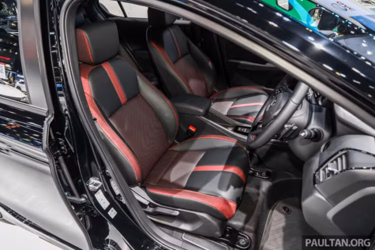 Honda City hatchback 2024 được cung cấp với 8 phối màu ngoại thất, trong đó hai màu sơn đặc biệt là Brilliant Sporty Blue metallic (Xanh thể thao) và Ignite Red metallic (Đỏ ánh kim) chỉ được cung cấp trên phiên bản thể thao RS.