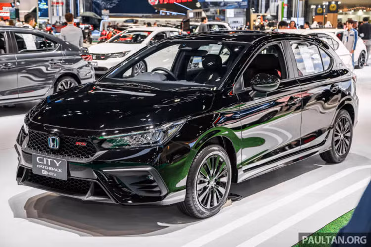 Tại Thái Lan, mức giá xe Honda City hatchback 2024 với tổng cộng 5 phiên bản, bao gồm 3 bản chạy xăng và 2 bản hybrid (e:HEV) bán ra bán từ 730.000 – 800.000 baht (420 - 560 triệu đồng).