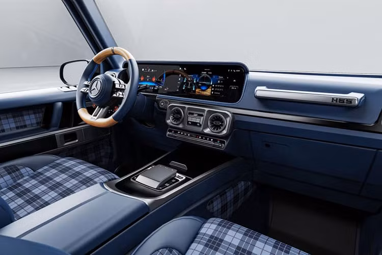 Chiếc xe SUV Mercedes-AMG G63 tri ân Stirling Moss sở hữu hiệu năng cao này cũng được trang bị bộ body kit “HOF Evolution” bao gồm mui xe bằng carbon, lưới tản nhiệt và cánh gió trên nóc xe.