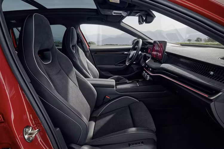 Skoda Superb Sportline được trang bị tiêu chuẩn nhiều tiện ích cao cấp và hiện đại, có thể kể đến như đồng hồ kỹ thuật số Virtual Cockpit 10 inch với đồ họa được thiết kế dành riêng cho phiên bản này, màn hình thông tin giải trí 13 inch, hệ thống đèn viền nội thất và kính cách âm tốt hơn.