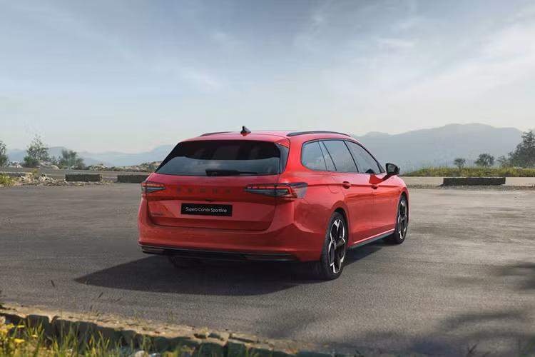 Mặc dù Skoda chưa xác nhận thông tin này, chi nhánh tại Anh Quốc của hãng mới đây đã cho ra mắt chiếc Sleeper Edition độc bản đặc biệt dựa trên Superb Combi thế hệ thứ 3, dùng động cơ 2.0 TSI được tinh chỉnh để sản sinh công suất lên đến 470 mã lực.