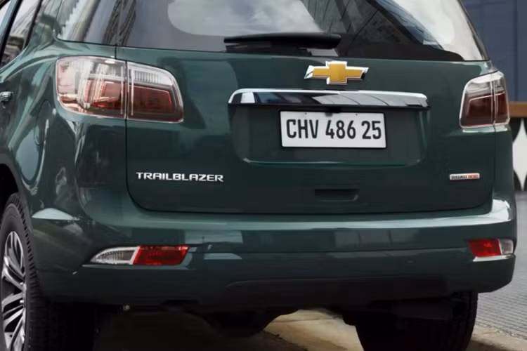 Trailblazer 2025 sở hữu mặt ca lăng và cản trước mang ngôn ngữ thiết thiết kế mới của hãng Chevrolet giống Colorado. Trong khi đó, phần thân và phía sau của xe không có sự thay đổi.