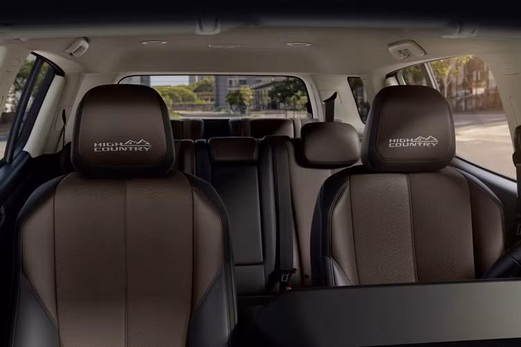 Giống như Colorado, nội thất của Trailblazer 2025 có táp-lô mới gồm cụm đồng hồ kỹ thuật số 8 inch, được kết hợp với màn hình cảm ứng thông tin giải trí 11 inch lớn hơn, cụm cần số mới và bàn sạc không dây. Phiên bản High Country có ghế ngồi bọc da 2 tông màu và hình thêu trên tựa đầu.