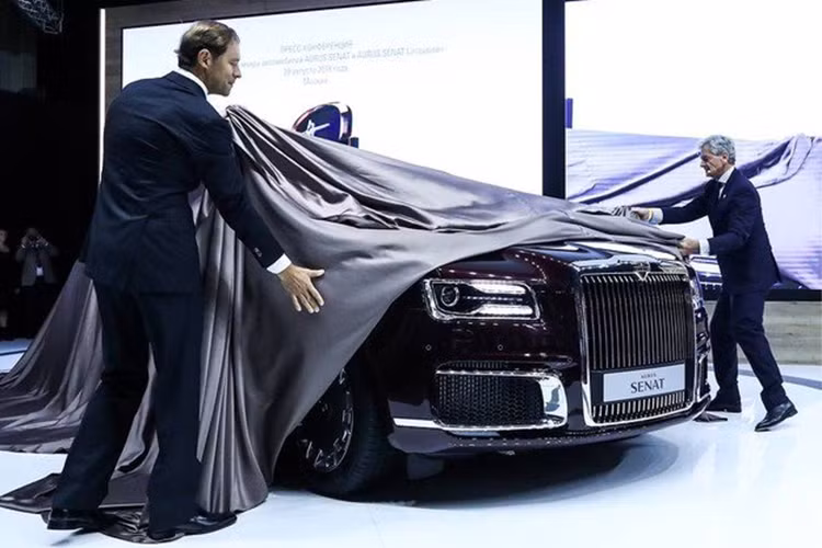Cung cấp sức mạnh cho Aurus Senat Limousine 2025 là hệ truyền động hybrid với sự kết hợp của động cơ xăng 4.4 V8 và một mô tơ điện cho tổng công suất 598 mã lực, mô-men xoắn cực đại 880 Nm. Hệ truyền động này được hoàn thiện với hộp số tự động 9 cấp, kết hợp hệ dẫn động 4 bánh toàn thời gian.