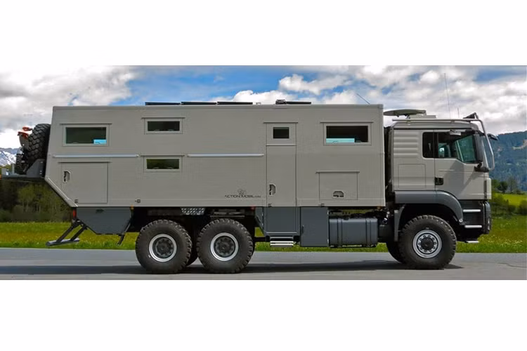 Ngôi nhà di động Globecruiser Family 7500 dài 10 m, cao 3,8 m và nặng tới 8 tấn. Hệ thống khung gầm 6x6 với động cơ 530 mã lực cho phép xe vượt qua nhiều loại địa hình gồ ghề và phức tạp. Phần giá phía sau có thể chở thùng đồ hoặc các phương tiện nhỏ hơn.