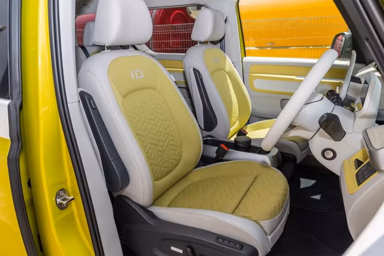 Mẫu minivan đến từ Đức được trang bị một môtơ điện đặt sau, công suất 282 mã lực và mô-men xoắn 406 Nm. Theo nhà sản xuất, ID. Buzz có khả năng tăng tốc từ 0-100 km/h trong 7,6 giây và tốc độ tối đa chỉ đạt 160 km/h. Giống như nhiều mẫu xe điện hiện đại khác, VW ID.