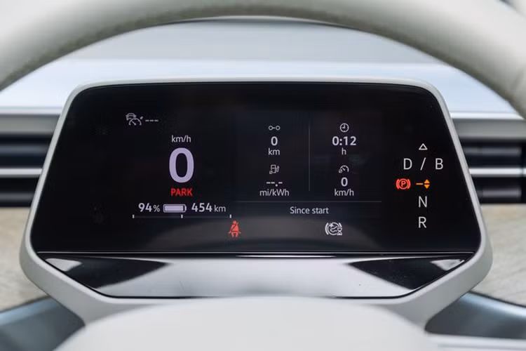 Màn hình HUD, đế sạc không dây, hệ thống âm thanh Harman Kardon, điều hòa không khí 3 vùng độc lập và nhiều hệ thống hỗ trợ người lái tiên tiến.