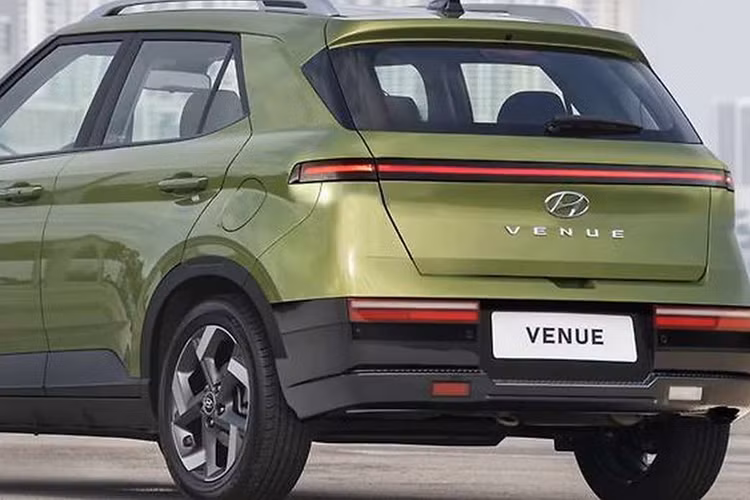 Không chỉ ngoại thất mà cả không gian nội thất cũng sẽ thay đổi đáng kể. Theo đó, mẫu xe SUV Hyundai Venue 2025 dự kiến sẽ được trang bị cụm đồng hồ kỹ thuật số và màn hình cảm ứng trung tâm lớn hơn, nhằm mang đến trải nghiệm thú vị hơn cho người dùng.