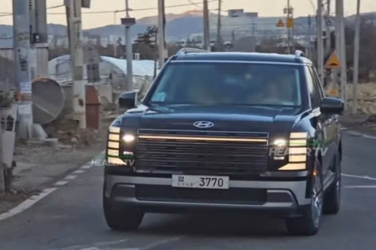 Theo đó, Hyundai Palisade 2025 mới sở hữu ngoại thất được lột xác hoàn toàn so với thế hệ tiền nhiệm. Phần đầu xe nổi bật với dải LED ban ngày được thiết kế dạng dọc màu bạc nằm ở hai bên, tạo nên hiệu ứng ánh sáng độc đáo.