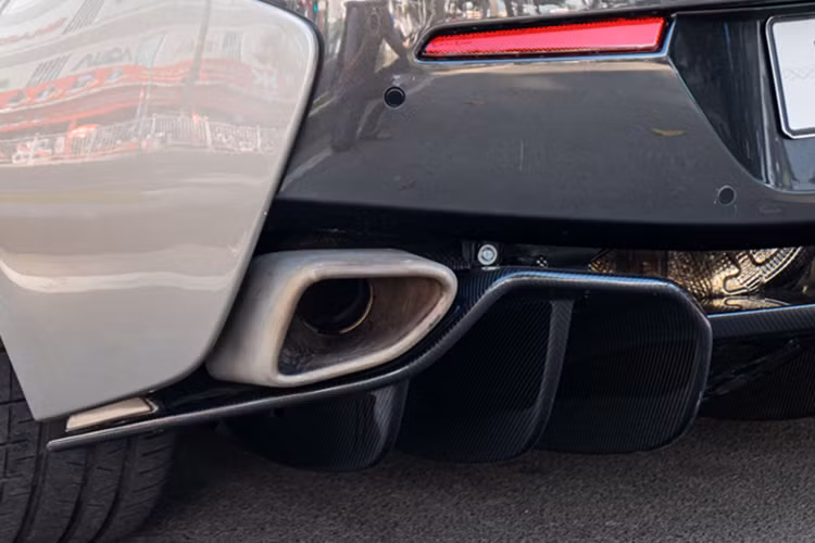 Ngoài chiếc xe McLaren 570S này, các đại gia Việt còn đưa về nước 2 chiếc xe khác với McLaren 570S màu cam từng của ông trùm Văn Kính Dương đã bị lực lượng chức năng thu giữ nhưng chưa rõ số phận hiện tại ra sao và còn có 1 xe McLaren 570S khác đang nằm trong bộ sưu tập xe rất khủng của đại gia Hà Nội, nhưng mang biển Lào.