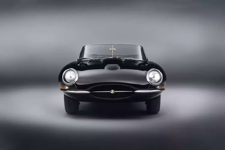 Jaguar Classic đã giới thiệu một cặp E-Type đặc biệt, không giống như những bản dựng trước đây được phục chế hoàn hảo, 2 chiếc xe Jaguar E-Type cổ điển được làm từ đầu, kỷ niệm 50 năm kể từ khi ngừng sản xuất E-Type vào năm 1974.