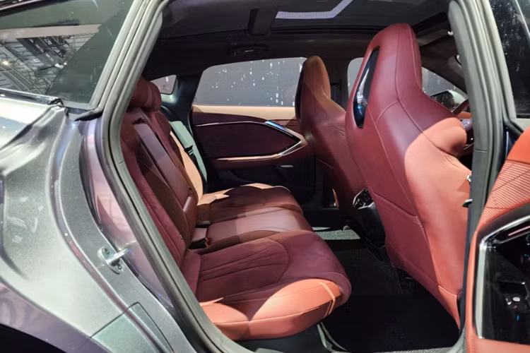 Chiếc sedan cỡ D này còn được trang bị vòm kính đóng mở Topload, hệ thống buồng lái thông minh Zebra Luoshen 8155, hỗ trợ lái thông minh cao cấp MG PILOT 2.0 và hệ thống âm thanh BOSE Premium 9 loa...