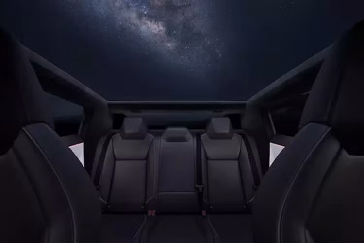 Đến năm 2025, hãng Tesla mới bắt đầu bán bản RWD ra thị trường. Chiếc xe bán tải điện Tesla Cybertruck bản cao cấp nhất Cyberbeast có công suất tối đa 845 mã lực và thời gian tăng tốc từ 0-96 km/h chỉ 2,6 giây. Vận tốc tối đa của xe tăng lên 209 km/h trong khi phạm vi di chuyển giảm xuống còn 515 km.