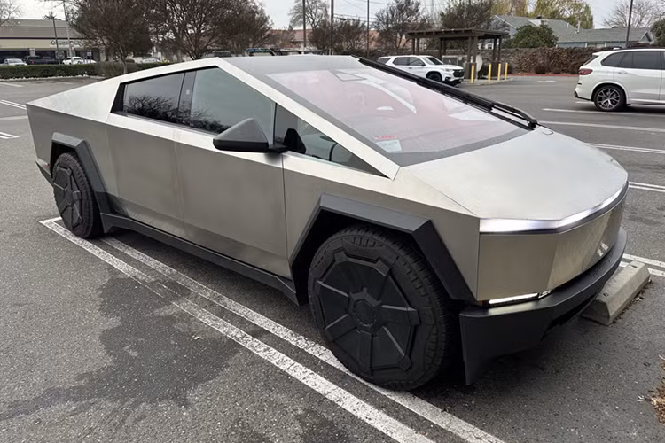 Ngoài thiết kế ngoại thất vuông thành sắc cạnh như xe đến từ tương lai, Tesla Cybertruck còn được trang bị thùng sau dài 1.828 mm và rộng 1.219 mm, tích hợp ngăn chứa đồ có khóa với có thể tích 1.897 lít.