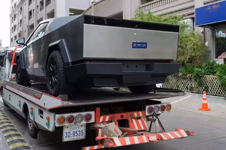 Được biết, đây là xe nhập về cho khách, và ở Việt Nam, cũng đã có 1 số đại gia ngỏ ý muốn tậu xe bán tải điện Tesla Cybertruck, 1 trong số đó có tay chơi Minh Nhựa.