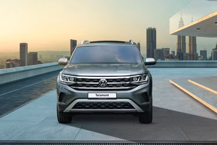 So với bản thường, mẫu xe SUV Volkswagen Teramont Limited Edition có thêm hàng loạt nâng cấp mới từ ngoại hình đến trang bị. Cụ thể, xe được trang bị bộ mâm mới có kích thước 20 inch được phối hai tông màu vô cùng thể thao.