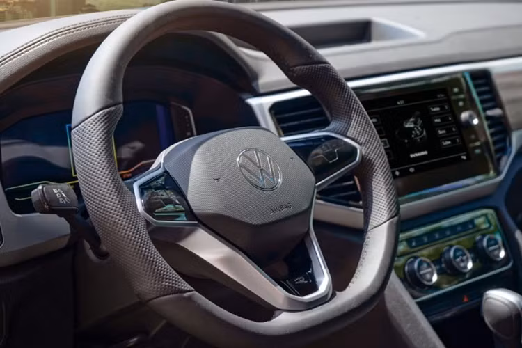 Về nội thất, Volkswagen Teramont Limited Edition được nâng cấp dàn âm thanh từ 6 loa tiêu chuẩn lên loại High-end của Dynaudio (11 loa).