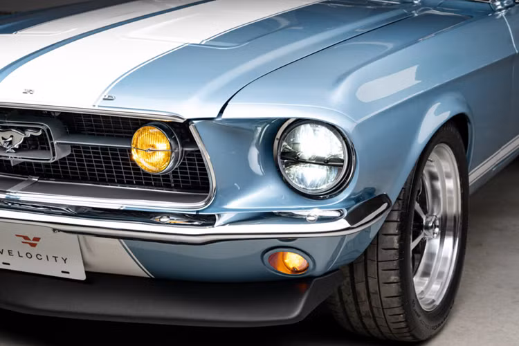 Không giống như nguyên bản, những chiếc Ford Mustang Convertible 67-68 này được trang bị hệ thống lái thanh răng và bánh răng cũng như trục sau bốn liên kết được treo bằng cuộn dây Fox và được trang bị bộ cùm phanh bốn piston Baer với đĩa 11 inch.