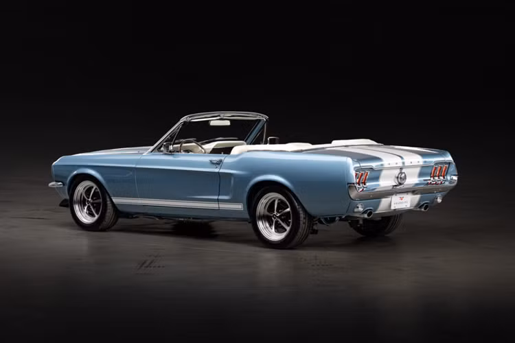 Được biết, Dòng Signature dành cho Mustang Fastback từng có giá khởi điểm là 299.900 Đô và gói nâng cấp cho Mustang Convertible sẽ đắt hơn khoảng 30.000 Đô, ấn định mức giá xe Ford Mustang Convertible khoảng 330.000 Đô khi mở bán cho khách hàng.