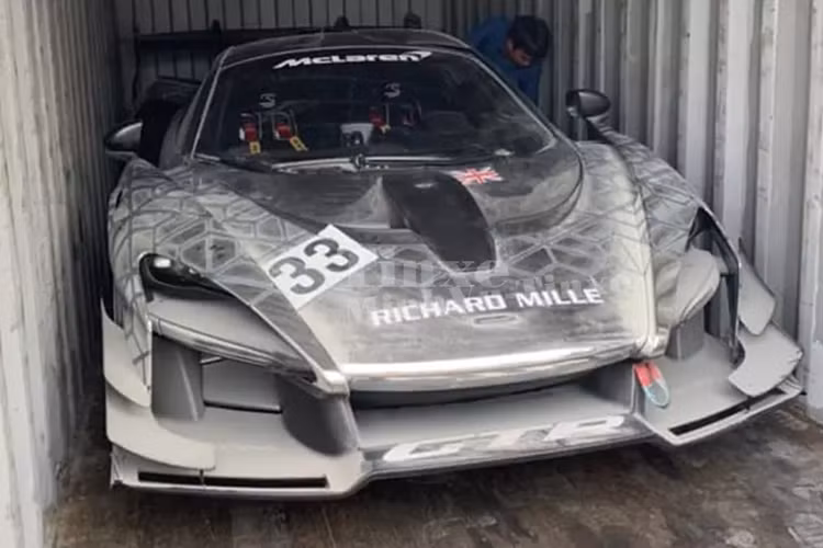 Gần đây, giới mê xe trong nước đã khá tiếc nuối khi hay tin, chiếc siêu xe đường đua McLaren Senna GTR triệu đô do tay chơi xe Phan Công Khanh nhập về Việt Nam đã được vận chuyển về Đức, do 1 đại lý siêu xe ở đây mua về để chào bán cho khách hàng.