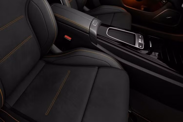 Xe còn được trang bị hệ thống vô lăng AMG Performance bọc da và vi sợi. Những điểm nổi bật khác trong khoang nội thất với hệ thống đèn chiếu sáng màu đỏ, tấm bệ cửa đặc biệt và các chi tiết trang trí bằng nhôm và đen hai tông màu.