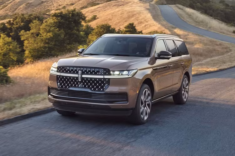 Giống như Super Cruise của General Motors cho phép xe lái rảnh tay trên đường cao tốc, bám sát làn đường của mình và kiểm soát ga và phanh một cách cẩn thận. Thương hiệu cũng đồng thời cho ra mắt hai mẫu Black Label, được gọi là Enlighten và Atmospheric. Ở phiên bản Black Label, phiên bản Navigator cao cấp nhất có ghế “Vị trí hoàn hảo” 30 hướng.