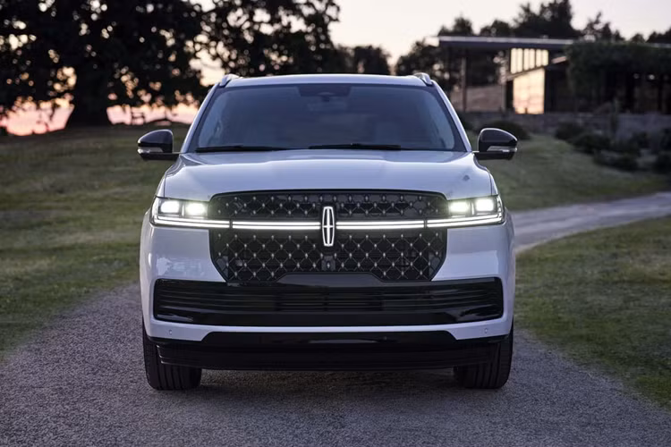 Mẫu xe SUV hạng sang Lincoln Navigator 2025 được trang bị màn hình thông tin giải trí 48 inch mới cực lớn nằm dài ngang trên bảng điều khiển trong khi hành khách ở hàng ghế thứ nhất và thứ hai có thể sử dụng ghế massage có sưởi và làm mát.