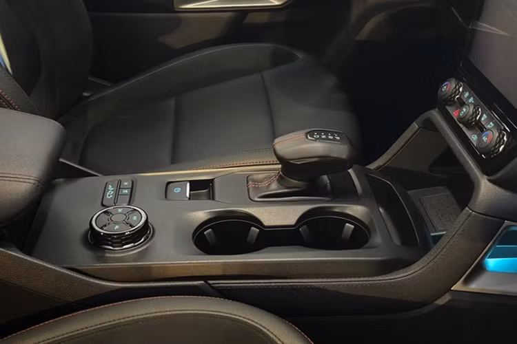 Ngoài ra, Ford Ranger Stormtrak ngập tràn công nghệ kết nối thông minh như hệ thống SYNC 4A điều khiển bằng giọng nói, kết nối Apple CarPlay® và Android Auto™ không dây, ứng dụng FordPass...