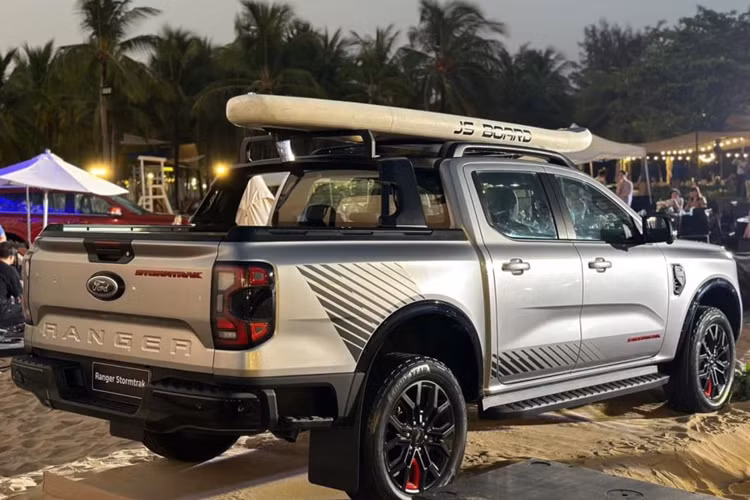 Ford Ranger Stormtrak tiếp tục kế thừa các tính năng hỗ trợ lái vốn là thế mạnh của các phiên bản Ranger tiền nhiệm như phanh tay điện tử với tính năng giữ phanh tự động, Kiểm soát Hành trình Thích ứng (ACC), Cảnh báo Lệch làn và Hỗ trợ Duy trì Làn đường (LKA)...