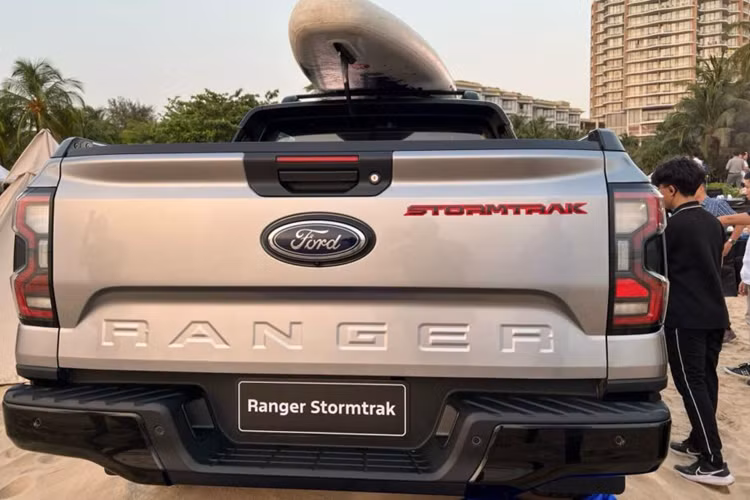 Ranger Stormtrak được trang bị hệ thống giá đỡ đa năng thông minh. Đây là trang bị độc đáo hứa hẹn để lại ấn tượng lớn với những người ưa thích mạo hiểm và hành trình khám phá. Hệ thống giá nóc và thanh thể thao linh hoạt trên Stormtrak có thể chịu tải trọng động 80 kg và tải trọng tĩnh 250 kg.