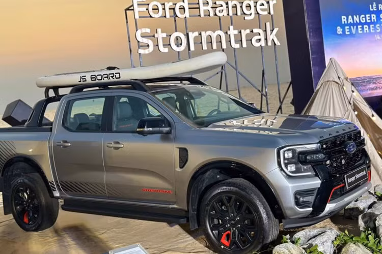 Nắp ca-pô được gắn thêm dòng chữ RANGER có màu tương phản nổi bật, lưới tản nhiệt có thiết kế mới cùng cản trước thanh chữ H màu đen bóng với đường viền đỏ tạo điểm nhấn. Bộ mâm 20 inch với phối màu tương đồng cũng giúp tăng độ tinh tế và nhận diện.