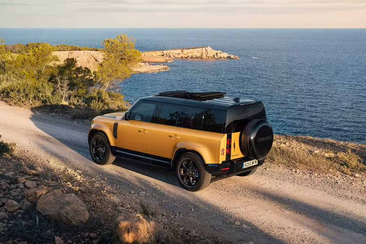 Hãng muốn dành những thông tin quan trọng nhất chỉ riêng cho những ai đang tham dự sự kiện Destination Defender Ibiza, nơi mà nhiều hoạt động dành cho những người đam mê Land Rover được tổ chức như lái xe địa hình đến các điểm tham quan địa phương, đi bộ đường dài, trượt ván, tập yoga và chăm sóc sức khỏe, các buổi bơi lội, các bữa tiệc...