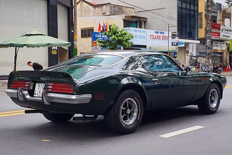 So với các dòng xe khác như Ford Mustang, số lượng Pontiac Firebird tại Việt Nam vô cùng hiếm hoi. Điều này khiến chiếc Firebird trở thành một "viên ngọc quý" trong bộ sưu tập xe triệu đô của doanh nhân Đặng Lê Nguyên Vũ.