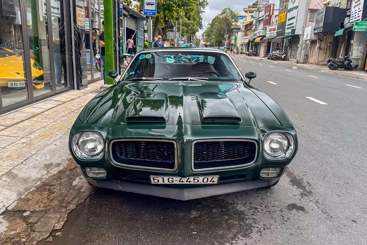 Ban đầu, Oakland nổi tiếng với hai mẫu xe chính là Oakland Four và Oakland Six. Đến năm 1926, Pontiac chính thức xuất hiện trên thị trường với mẫu xe đầu tiên mang tên Series 6-27, được coi như một phiên bản "bình dân" hơn của Oakland Six. Xe được sản xuất dưới sự giám sát của General Motors.