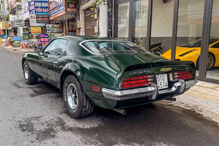 Dù đã có tuổi đời khá cao, chiếc Firebird này vẫn giữ được vẻ ngoài ấn tượng với lớp sơn xanh ánh kim và các chi tiết mạ crôm sáng bóng. Theo tìm hiểu, đây là phiên bản hiệu năng cao Formula 400 với hai khe hút gió nhỏ trên nắp ca-pô giúp tăng tính thể thao.