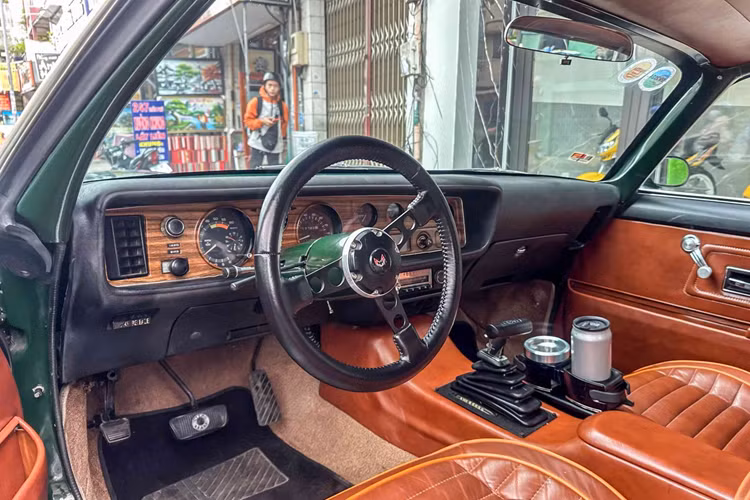 Trong suốt gần 100 năm tồn tại, Pontiac đã ghi dấu ấn với nhiều mẫu xe nổi tiếng, trong đó Pontiac Firebird là một trong những dòng xe mang tính biểu tượng nhất. Ra mắt vào năm 1967, Firebird được thiết kế nhằm cạnh tranh trực tiếp với Ford Mustang, sử dụng khung gầm của Chevrolet Camaro - một dòng xe cơ bắp khác cũng thuộc đại gia đình General Motors.