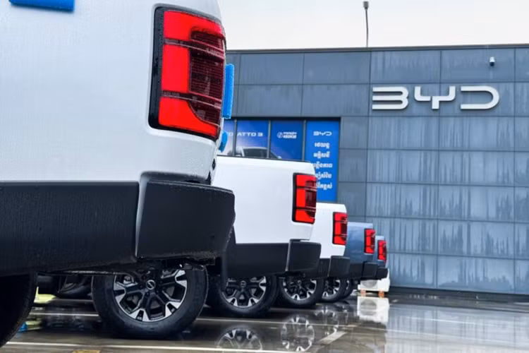 BYD Shark 6 trang bị động cơ xăng tăng áp dung tích 1.5L, sản sinh công suất 170kW (228 mã lực) và mô-men xoắn 310Nm. Hai động cơ điện đặt trước sau tạo nên hệ dẫn động 4 bánh điện với công suất 320 kW (430 mã lực) và mô-men xoắn 650 Nm, kết hợp hộp số E-CVT.