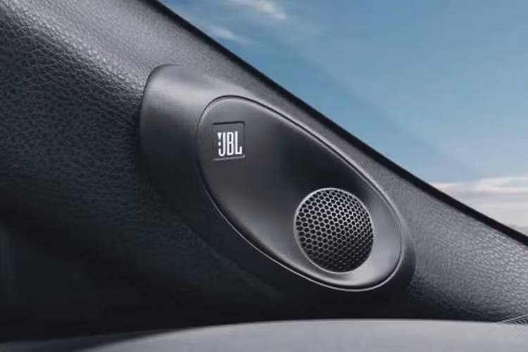 Những trang bị tiện nghi đáng chú ý khác có ghế bọc da, ghế trước chỉnh điện, điều hòa tự động 3 vùng độc lập, dàn âm thanh JBL 9 loa, cửa sổ trời toàn cảnh, lẫy chuyển số, gạt mưa tự động, hệ thống khởi động và mở cửa không cần chìa khóa… Hành khách phía sau có thể sử dụng bảng điều khiển cảm ứng tích hợp vào bệ tay, ghế có thể điều chỉnh độ ngả, rèm che nắng, cài đặt điều hòa và âm thanh.