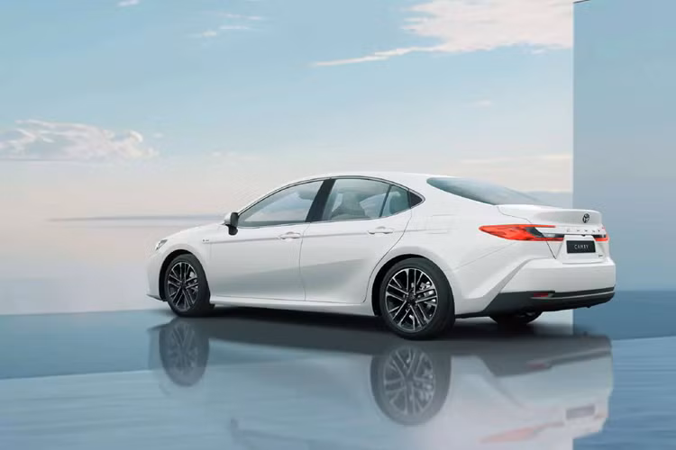 Toyota Camry 2025 thế hệ mới tại Singapore có 9 màu sơn ngoại thất, bao gồm Platinum White Pearl Mica, Silver Metallic, Precious Metal, Attitude Black Mica, Emotional Red 3, Precious Bronze và Dark Blue Mica. Nội thất có 3 tùy chọn màu sắc là Fromage, đen Black và nâu vàng Yellow Brown.