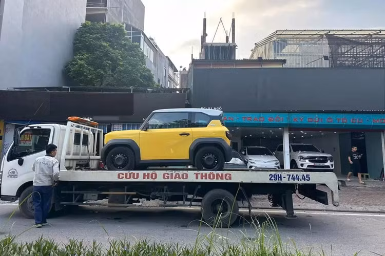 Nắm bắt được nhu cầu cao từ thị trường trong khi nguồn cung chưa đáp ứng đủ, một số salon xe cũ đã gom mua xe VinFast VF3 về và bán lại với mức chênh 10 - 20 triệu đồng so với niêm yết chính hãng. Những chiếc VF3 này đều là xe mới 100%, chưa lăn bánh nhưng đã hoàn tất giấy tờ và ra biển. Do đó, khách hàng vẫn phải chịu 2% phí sang tên như mua xe cũ, tương đương khoảng 6 triệu đồng.