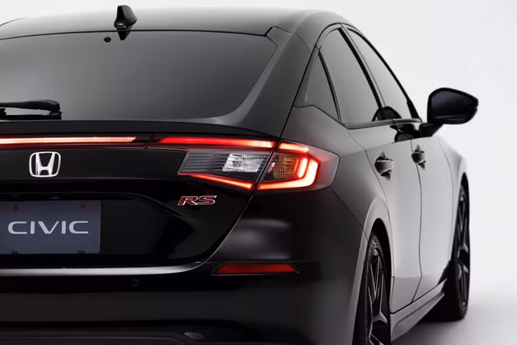 Bên cạnh đó, Honda Civic RS hoàn toàn mới được dự đoán sẽ có cả khóa vi sai hạn chế trượt, lò xo cứng hơn, hệ thống giảm xóc nâng cấp, thanh cân bằng dày hơn và đĩa phanh lớn hơn Civic Hatchback thông thường.