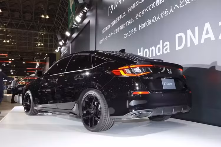 Xuất hiện trong triển lãm tại quê nhà Nhật Bản, Honda Civic RS khoác trên mình "bộ cánh" ngoại thất đen toàn bộ, càng tăng thêm vẻ huyền bí và ấn tượng cho mẫu xe này. Điểm nhấn của xe nằm ở cản trước tái thiết kế với những đường cắt sắc sảo hơn và khe gió hai bên hẹp hơn.