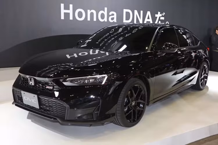 Tham gia triển lãm Tokyo Auto Salon năm nay, hãng Honda đã mang hàng loạt mẫu xe đến trưng bày. Trong đó, thu hút không ít sự chú ý là mẫu xe concept mang tên Honda Civic RS 2024 mới. Tuy được gọi là xe concept nhưng Honda Civic RS trông chẳng khác nào ôtô thương mại đã sẵn sàng lên dây chuyền sản xuất.